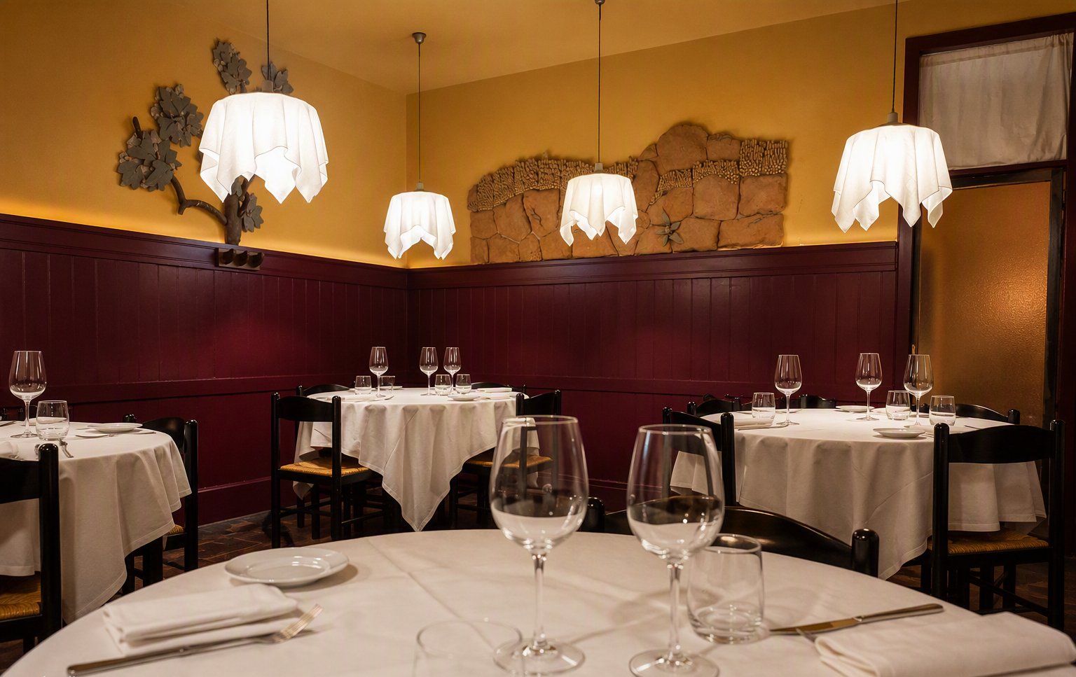 La sala rossa con i lampadari
